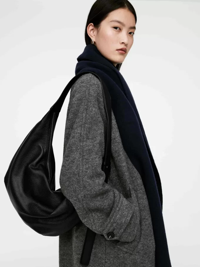 Geschwungene Ledertasche Geschwungene Ledertasche