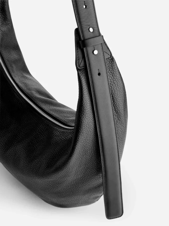 Geschwungene Ledertasche Geschwungene Ledertasche