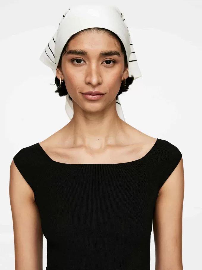 Gestricktes schulterfreies Oberteil