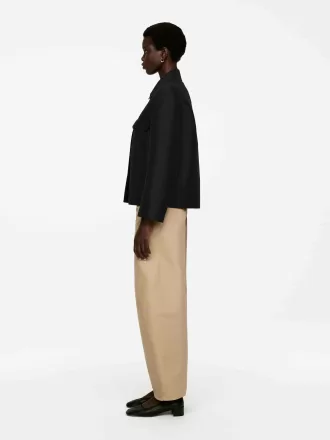 Hose mit ausgestelltem Bein Hose mit ausgestelltem Bein