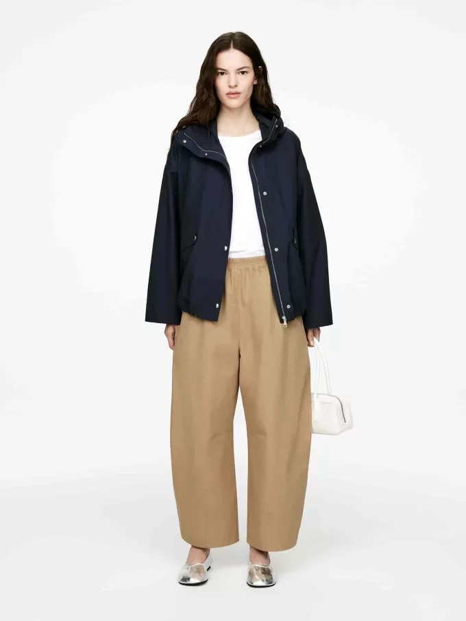 Hose mit ausgestelltem Bein Hose mit ausgestelltem Bein