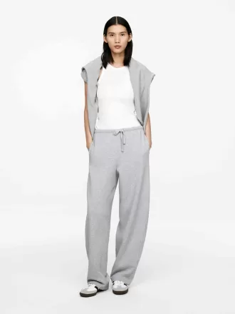 Jogginghose mit ausgestelltem Bein Jogginghose mit ausgestelltem Bein