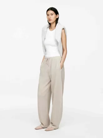 Jogginghose mit ausgestelltem Bein