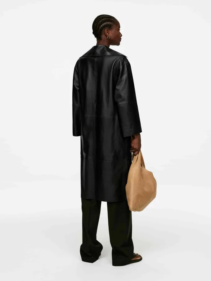 Lederkleid mit offenem Kragen Lederkleid mit offenem Kragen