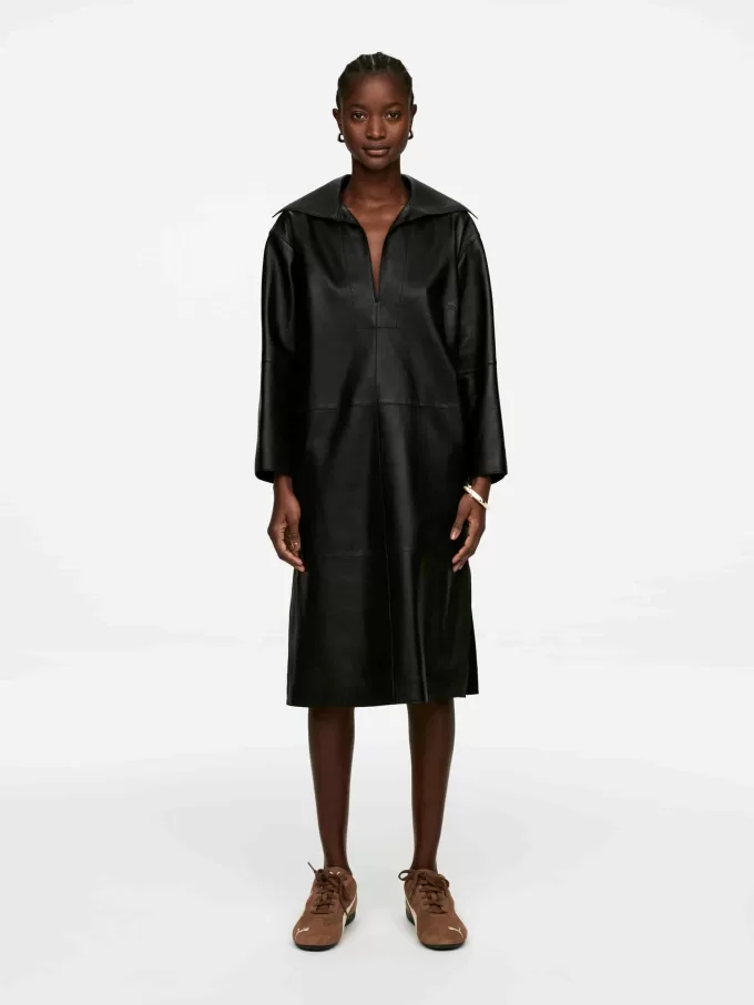 Lederkleid mit offenem Kragen Lederkleid mit offenem Kragen