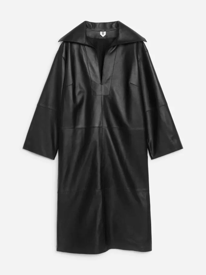 Lederkleid mit offenem Kragen Lederkleid mit offenem Kragen