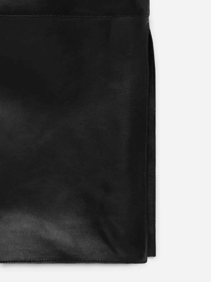 Lederkleid mit offenem Kragen Lederkleid mit offenem Kragen