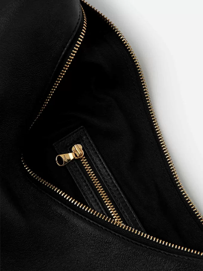 Mittelgroße, gebogene Umhängetasche Mittelgroße, gebogene Umhängetasche