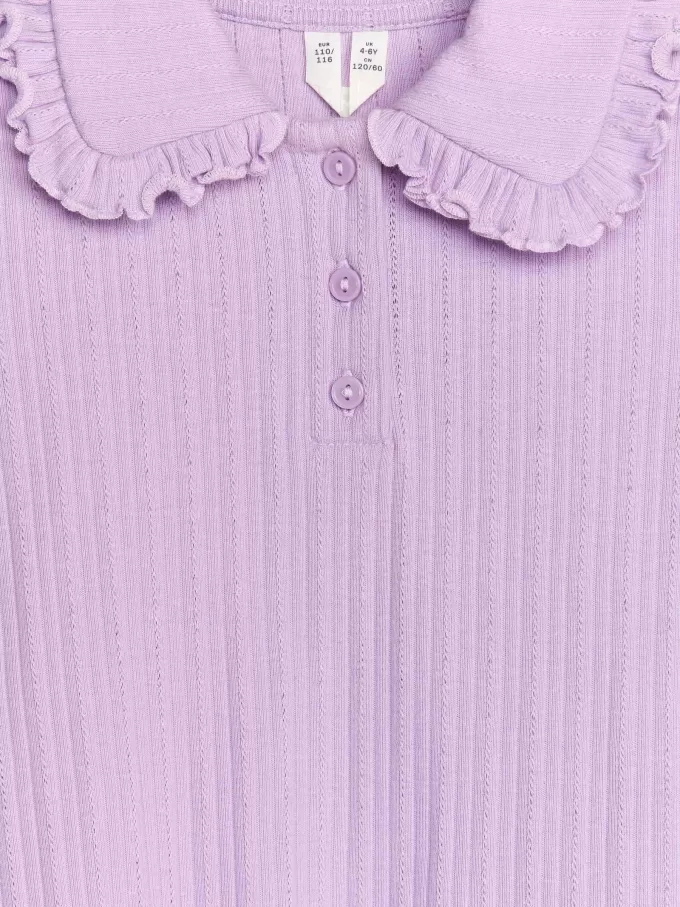 Oberteil aus geripptem Jersey mit Rüschenkragen Oberteil aus geripptem Jersey mit Rüschenkragen