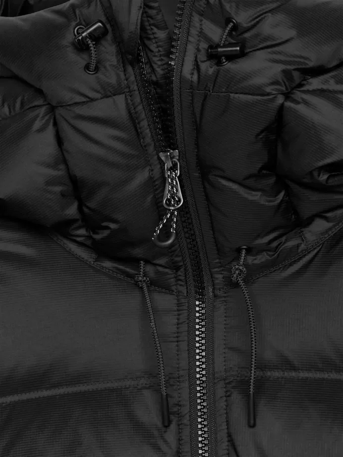 Sportliche Upcycling-Daunenjacke Sportliche Upcycling-Daunenjacke