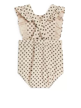 Strampler aus Musselin mit Rüschen