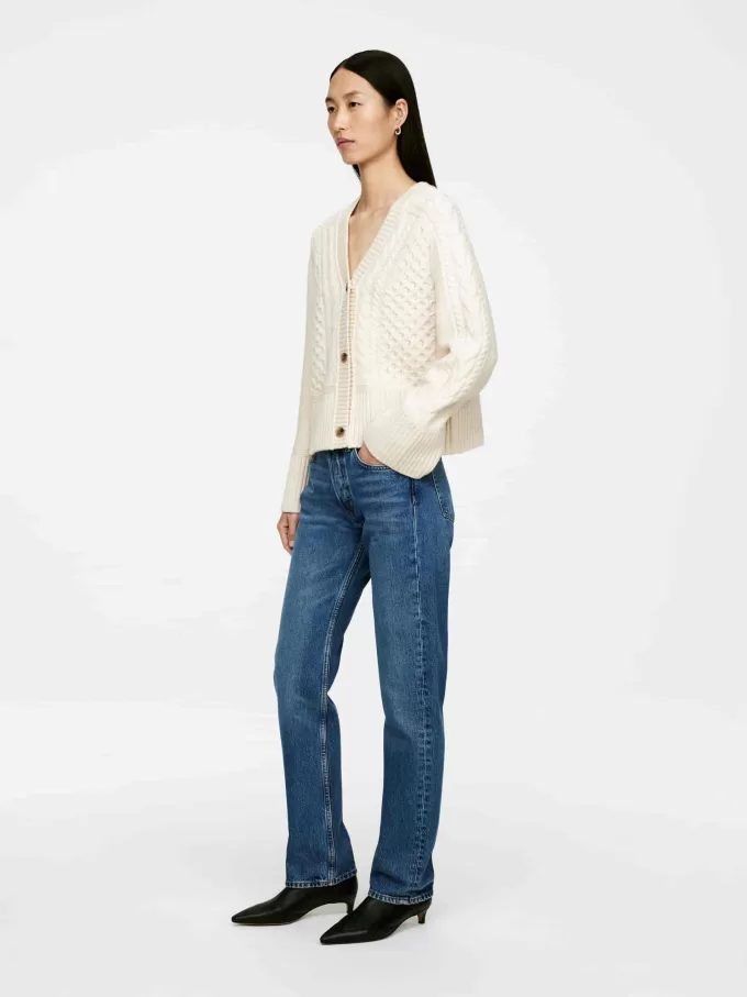 Strickjacke aus Wolle mit Zopfmuster Strickjacke aus Wolle mit Zopfmuster