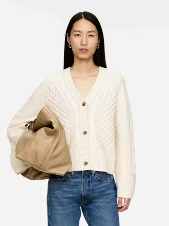 Strickjacke aus Wolle mit Zopfmuster Strickjacke aus Wolle mit Zopfmuster