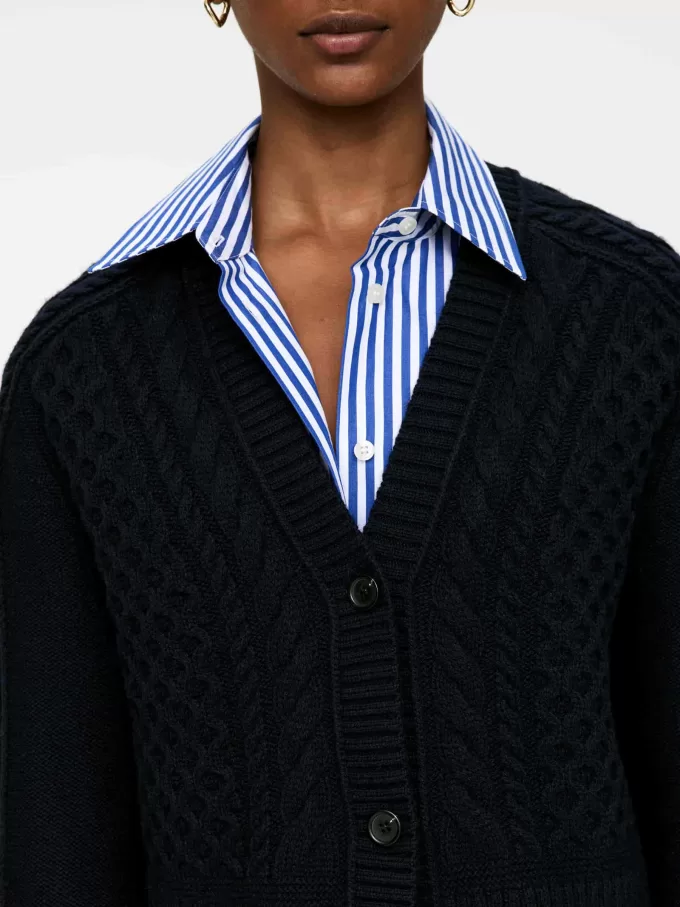 Strickjacke aus Wolle mit Zopfmuster Strickjacke aus Wolle mit Zopfmuster