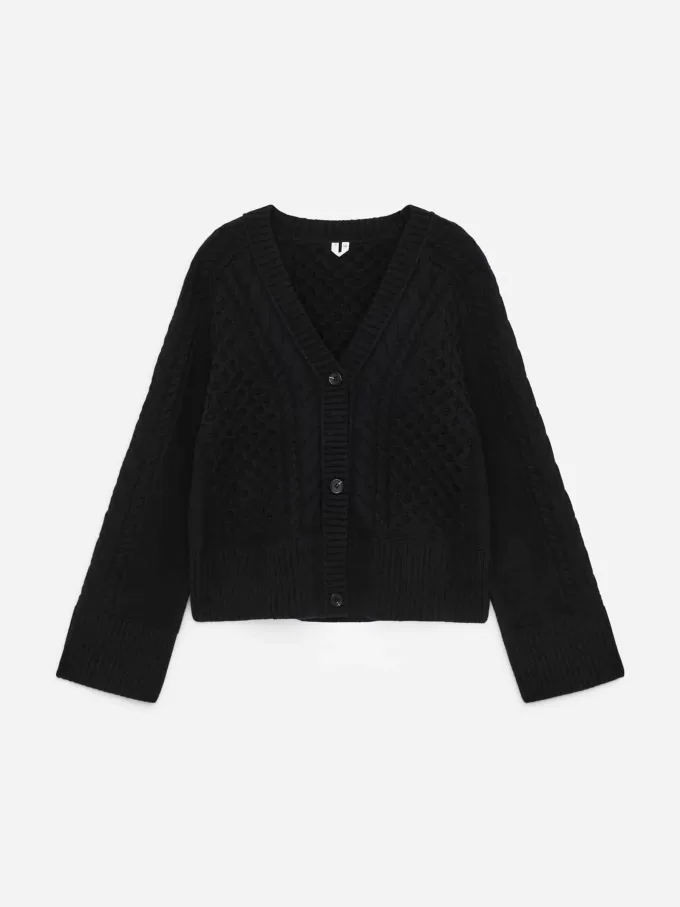 Strickjacke aus Wolle mit Zopfmuster Strickjacke aus Wolle mit Zopfmuster