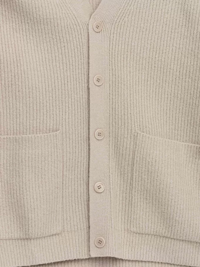 Strickjacke mit V-Ausschnitt Strickjacke mit V-Ausschnitt