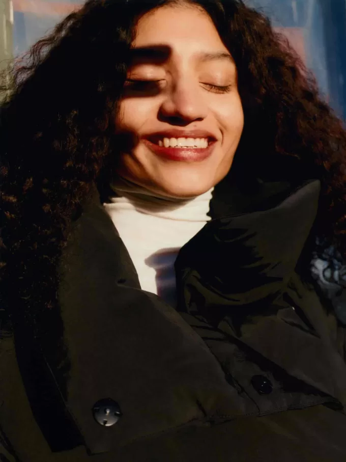 Upcycled Daunenjacke mit hohem Kragen