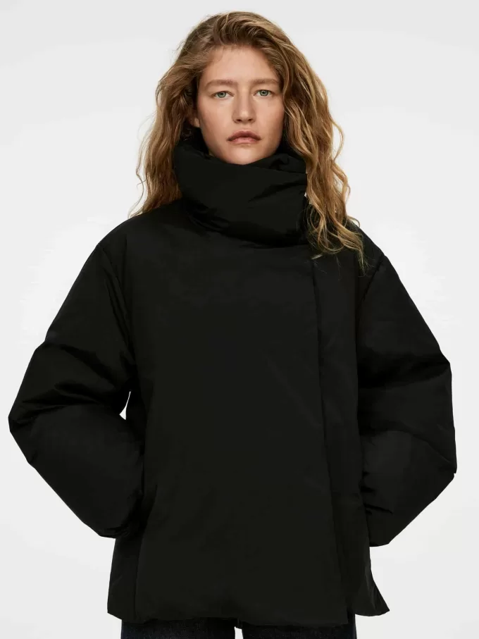 Upcycled Daunenjacke mit hohem Kragen