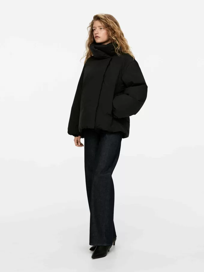 Upcycled Daunenjacke mit hohem Kragen