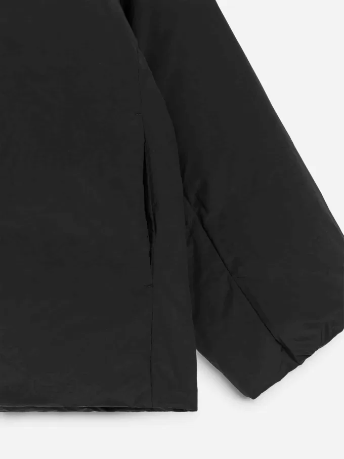 Upcycled Daunenjacke mit hohem Kragen