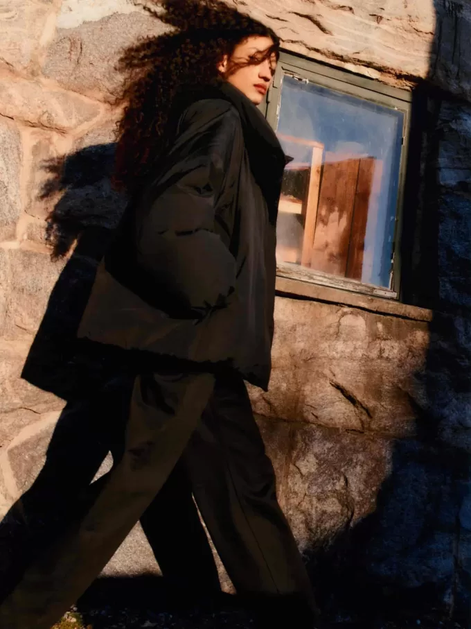 Upcycled Daunenjacke mit hohem Kragen