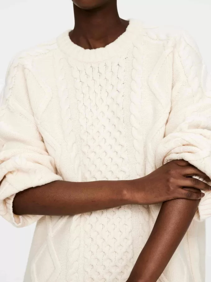 Wollpullover mit Zopfmuster Wollpullover mit Zopfmuster